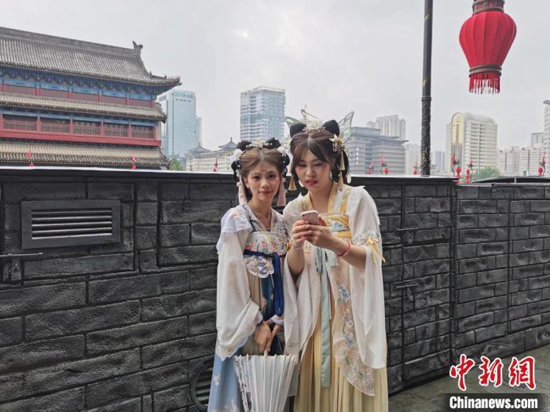 西安，这座历史与现代交织的城市，不仅拥有悠久的历史文化，还有许多现代化的景点和美食等待着游客探索。